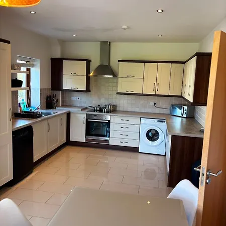 4 Bedroom House In The Heart Of Ballisodare Villag * سلايغو