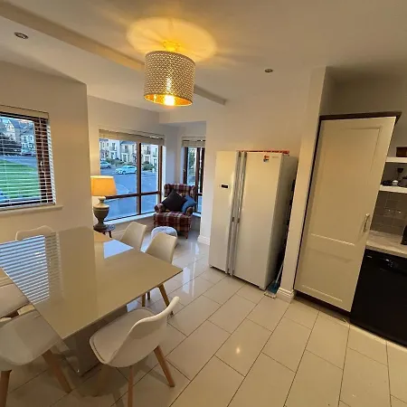 4 Bedroom House In The Heart Of Ballisodare Villag بيت للعطل سلايغو