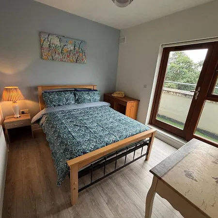 بيت للعطل 4 Bedroom House In The Heart Of Ballisodare Villag سلايغو