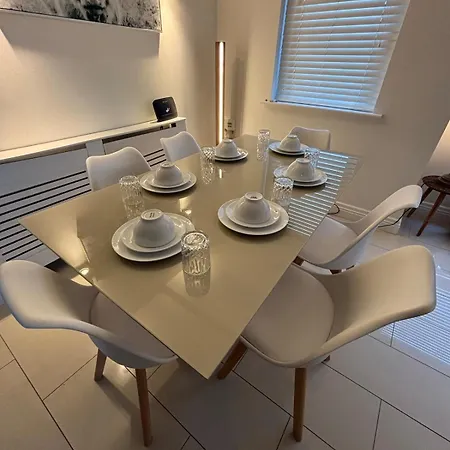 بيت للعطل 4 Bedroom House In The Heart Of Ballisodare Villag