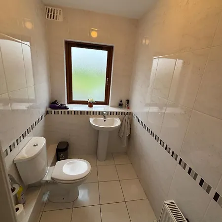 4 Bedroom House In The Heart Of Ballisodare Villag سلايغو