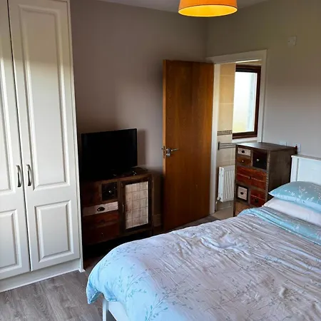 4 Bedroom House In The Heart Of Ballisodare Villag بيت للعطل سلايغو