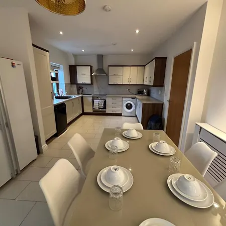 4 Bedroom House In The Heart Of Ballisodare Villag بيت للعطل *