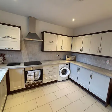 بيت للعطل 4 Bedroom House In The Heart Of Ballisodare Villag سلايغو