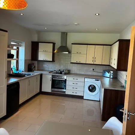 4 Bedroom House In The Heart Of Ballisodare Villag *