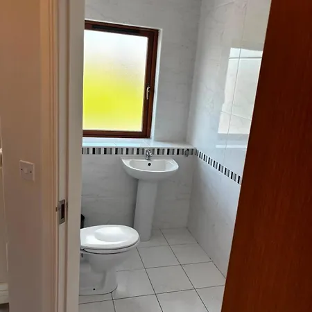 بيت للعطل 4 Bedroom House In The Heart Of Ballisodare Villag سلايغو